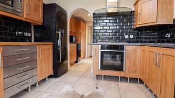Cottage | Private kitchen | Dishwasher, cookware/dishes/utensils