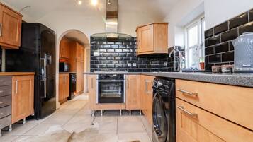 Cottage | Private kitchen | Dishwasher, cookware/dishes/utensils