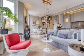 Basic-Apartment, 1 King-Bett | Wohnbereich | Fernseher