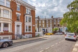Basic Apartment, 1 King Bed | Parking - Beautiful and Airy 1 Bedroom Flat - West London (London)