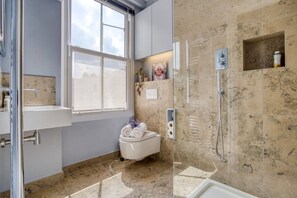 Basic-Apartment, 1 King-Bett | Badezimmer | Dusche, Handtücher, Seife, Shampoo