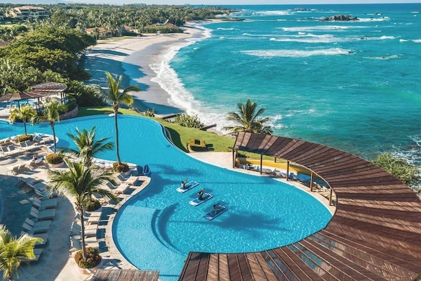 Four Seasons Pool
