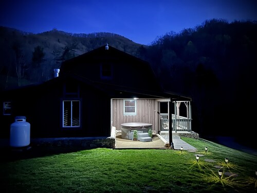 Mountain Creek Lodge located within 20 minutes of Virginia Tech