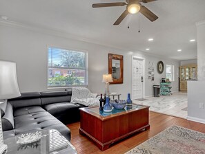 Smart TV, books - Beachy Getaway (Melbourne)