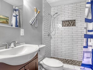 Ducha, secador de pelo, toallas, jabón