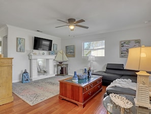Smart TV, books - Beachy Getaway (Melbourne)