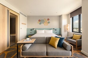 Minibar, caja de seguridad en la habitación y escritorio 