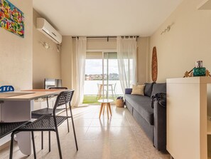 TV - Lovely apartment for 3 guests with WIFI, pool, A/C, TV and terrace (Salou)