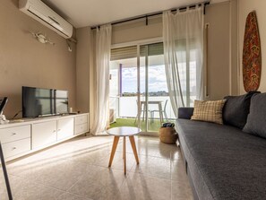 TV - Lovely apartment for 3 guests with WIFI, pool, A/C, TV and terrace (Salou)