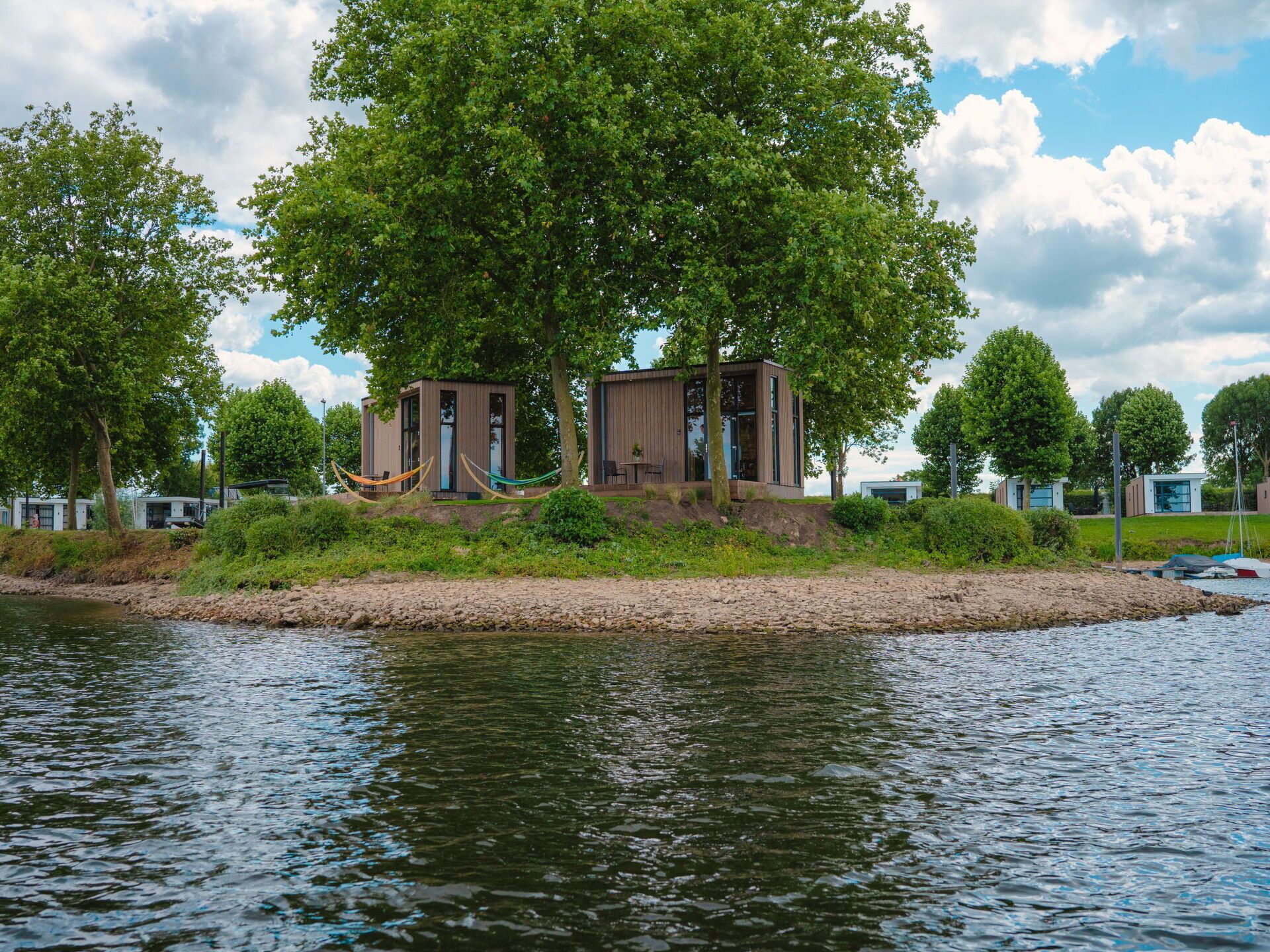 Wasser, Gebäude, Himmel, Wolke, Daytime, Eigentum, Pflanze, Licht, Natur, Grün
