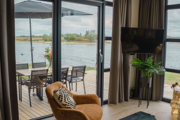 L'Eau, Bâtiment, Ciel, Nuage, Jour, Propriété, Plante, Lumière, La Nature, Vert