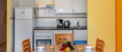 Mikrowelle, Ofen, Hochstuhl