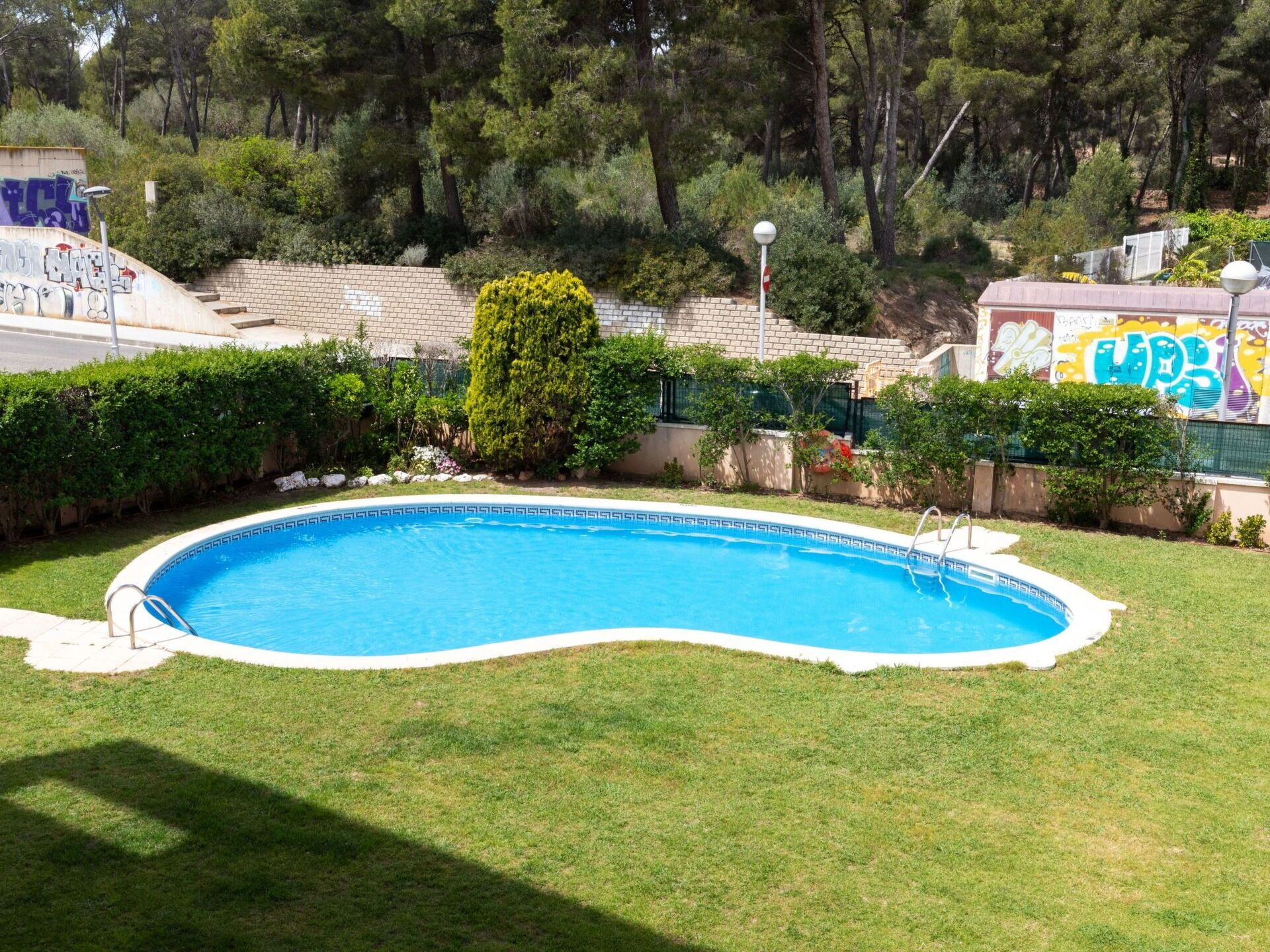 L'Eau, Plante, Piscine, Bâtiment, Arbre, Design Urbain, Mobilier De Jardin, Ombre, Herbe, Loisir