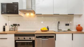 Een microgolfoven, een oven, een vaatwasser