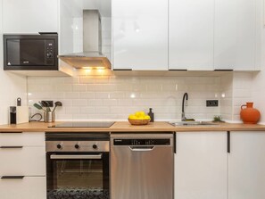 Microwave, oven - Stunning  villa for 6 guests with WIFI, A/C, TV and terrace (Calafell)