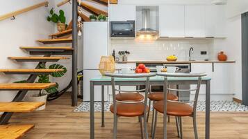 Een microgolfoven, een oven, een vaatwasser