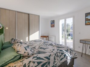 4 dormitorios, tabla de planchar con plancha, cuna de viaje