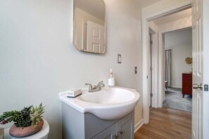 Duschwanne, Haartrockner, Handtücher