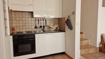 Ofen, Toaster, Hochstuhl, Esstisch