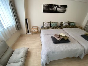 Iron/ironing board, free WiFi, bed sheets - Shinosaka 1 min  (Osaka)