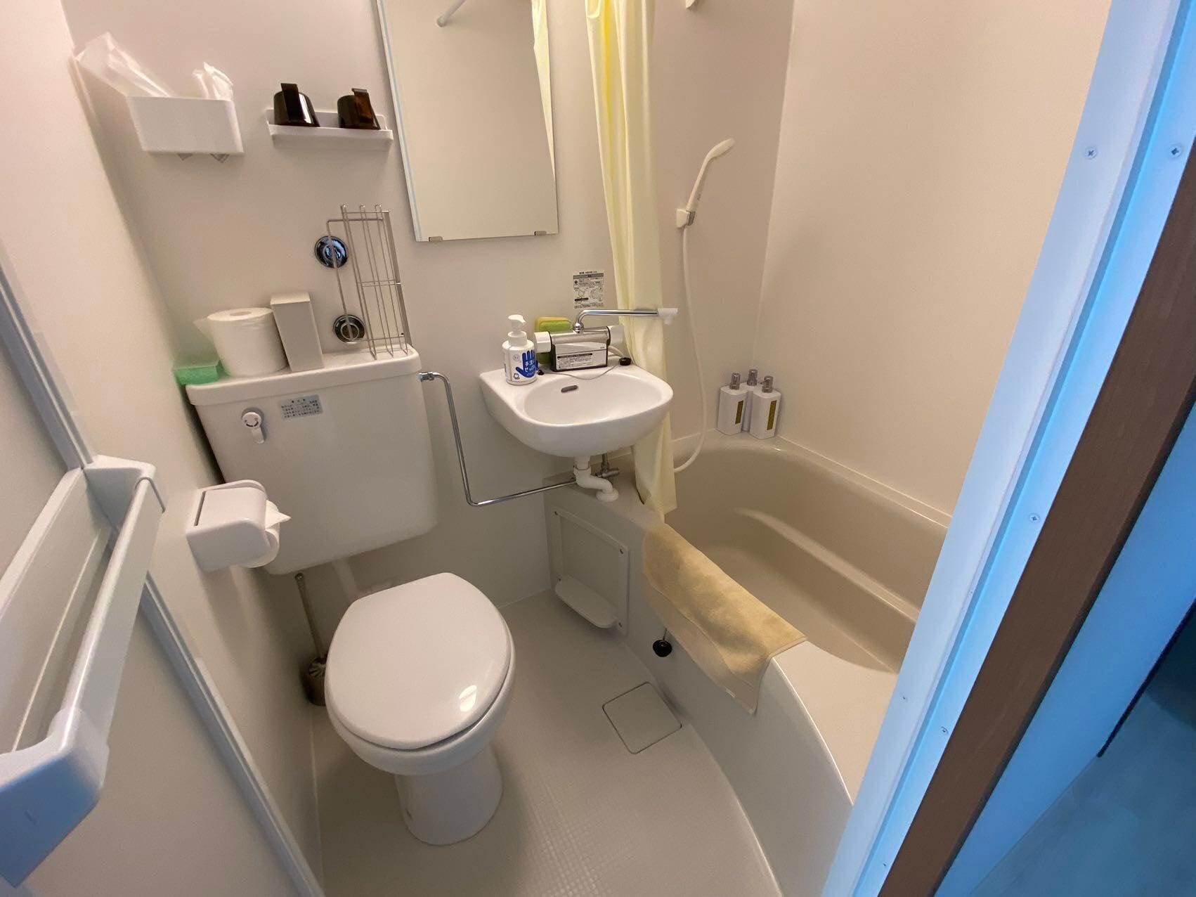 家庭开间 | 浴室 | 旋水按摩花洒、吹风机、毛巾、肥皂