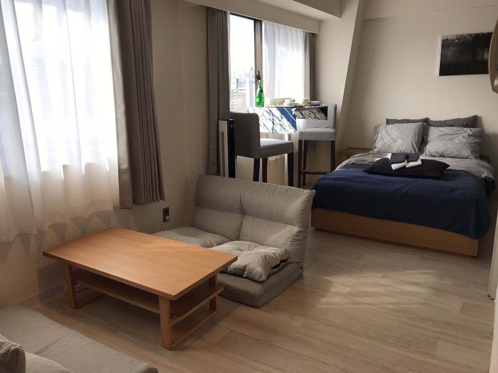 家庭开间 | 起居区 | 30-英寸LED 电视 （配备有线频道）、电视