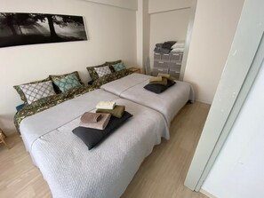 Iron/ironing board, free WiFi, bed sheets - Shinosaka 1 min  (Osaka)