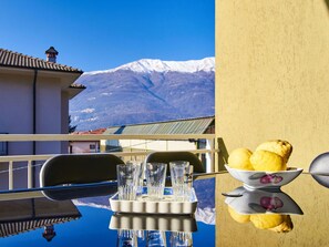 Outdoor dining - Cosy apartment in villa for 16 people with WIFI, TV, balcony and pets allowed (Dervio)