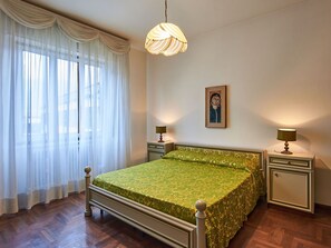 6 bedrooms, travel crib, free WiFi - Cosy apartment in villa for 16 people with WIFI, TV, balcony and pets allowed (Dervio)
