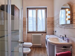 Bathroom - Cosy apartment in villa for 16 guests with WIFI, TV, balcony and pets allowed (Dervio)