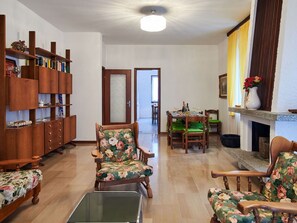 Interior - Nice apartment in villa for 8 guests with WIFI, TV, balcony and pets allowed (Dervio)