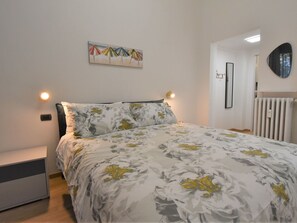 1 slaapkamer, een strijkplank/strijkijzer, reisbedje, gratis wifi