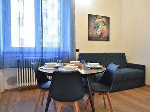Dining - Cosy apartment for 4 people with WIFI, A/C and TV (Milan)