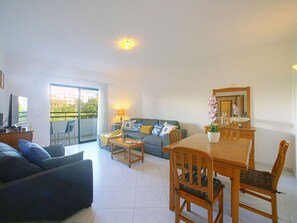 TV - Nice apartment for 4 guests with pool, WIFI, TV and balcony (Armação De Pêra)