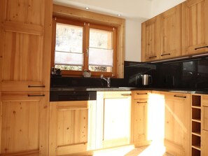 Micro-ondes, four, lave-vaisselle, grille-pain