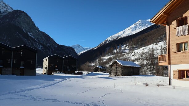 A snow-covered mountain village with wooden buildings and a clear sky. - Beautiful apartment for 4 guests with WIFI, TV, terrace and panoramic view (Evolène)