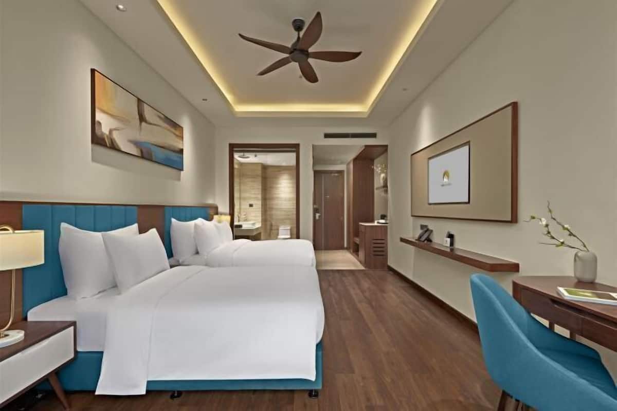 Premium bedding, down comforters, minibar, desk