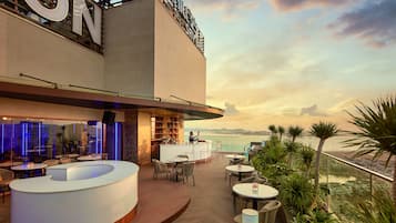 Poolside bar