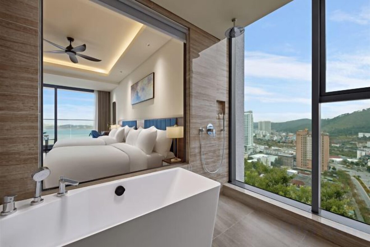 Deluxe Twin With City View And Bathtub