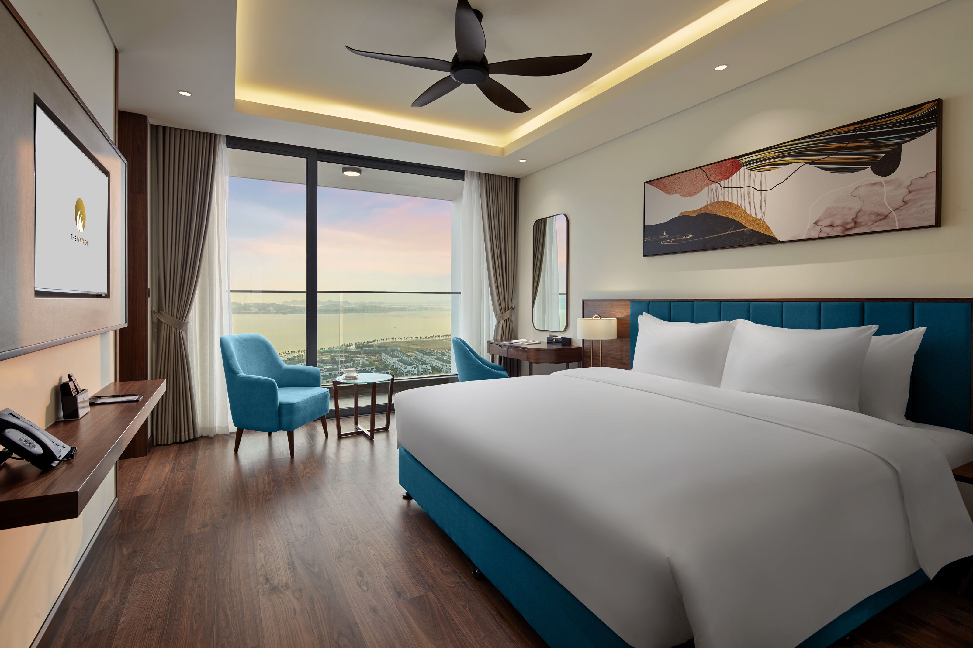 Premium bedding, down comforters, minibar, desk