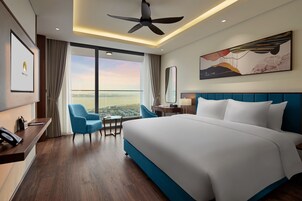 Ropa de cama de alta calidad, edredones de plumas, minibar y escritorio