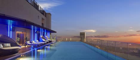 Outdoor pool, sun loungers, lifeguards on site