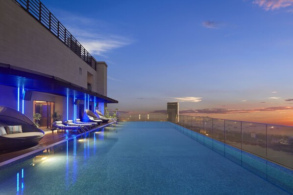 Outdoor pool, sun loungers, lifeguards on site