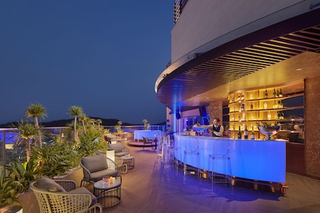 Poolside bar