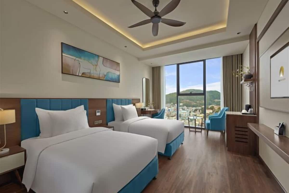 Premium bedding, down comforters, minibar, desk