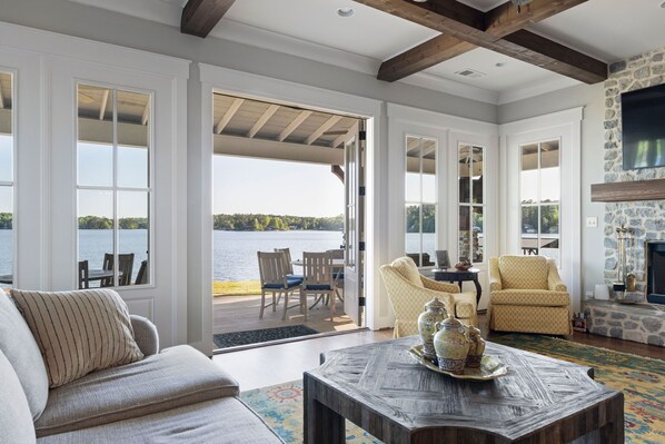 Cheminée, baby-foot, livres