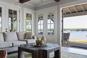 Cheminée, baby-foot, livres