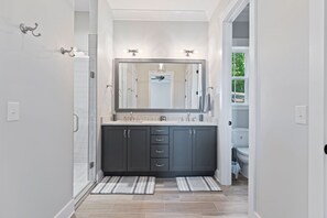 Combined shower/bathtub, towels