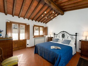 1 bedroom, travel crib, free WiFi - Nice apartment in villa for 4 guests with WIFI, terrace, pets allowed and panoramic view (Greve In Chianti)