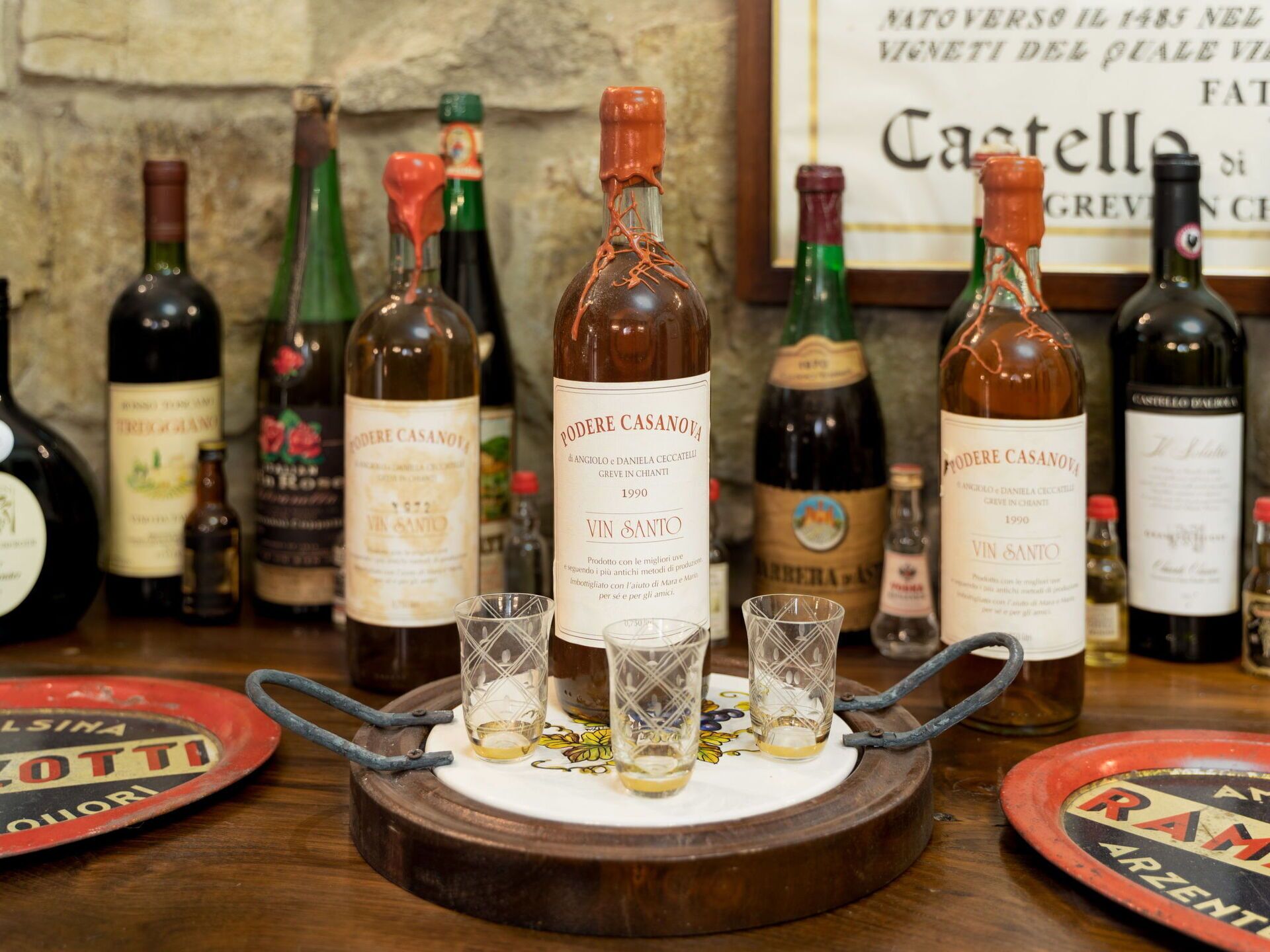 Une sélection de bouteilles de vin et de verres disposés sur un plateau en bois.